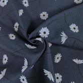 Tissu denim bleu marine à grandes fleurs laquées Craft Cotton Co., 52 % coton, 48 % polyester, 145 cm de large, pour le matelassage, la couture, la confection de vêtements et la décoration intérieure.